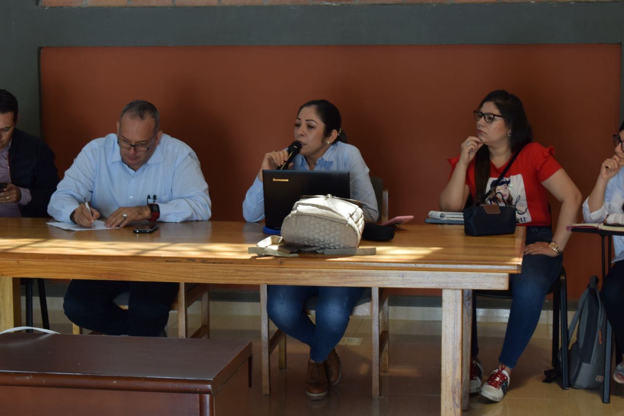 Funcionarios de INVÍAS y la ART en reunión con los alcaldes de ASOMUNICIPIOS