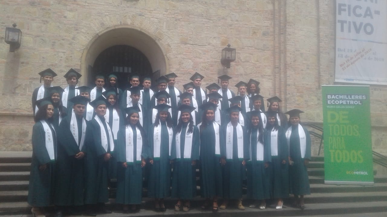 Estudiante rural de Villa Caro ejemplo de rendimiento, es premiado con beca para seguir sus sueños académicos