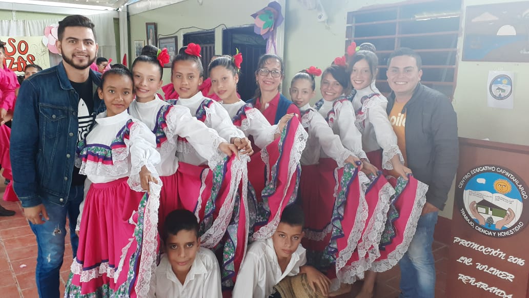 Grupo de niños a representar su corregimiento, como resultado de la formación de Expedición Sensorial Catatumbo.