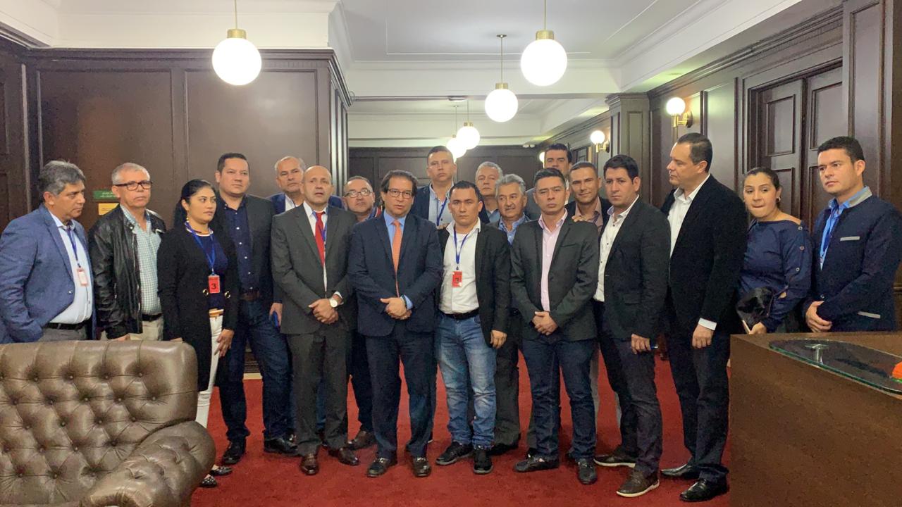 Alcaldes reunidos con el ministro de agricultura, Rodolfo Zea Navarro, sobre la crisis humanitaria en la región.