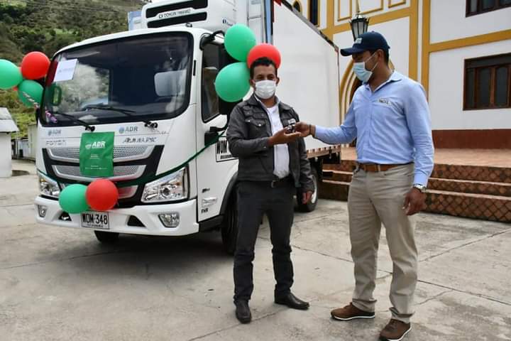 Entrega de vehículo refrigerado al corregimiento La Carrera