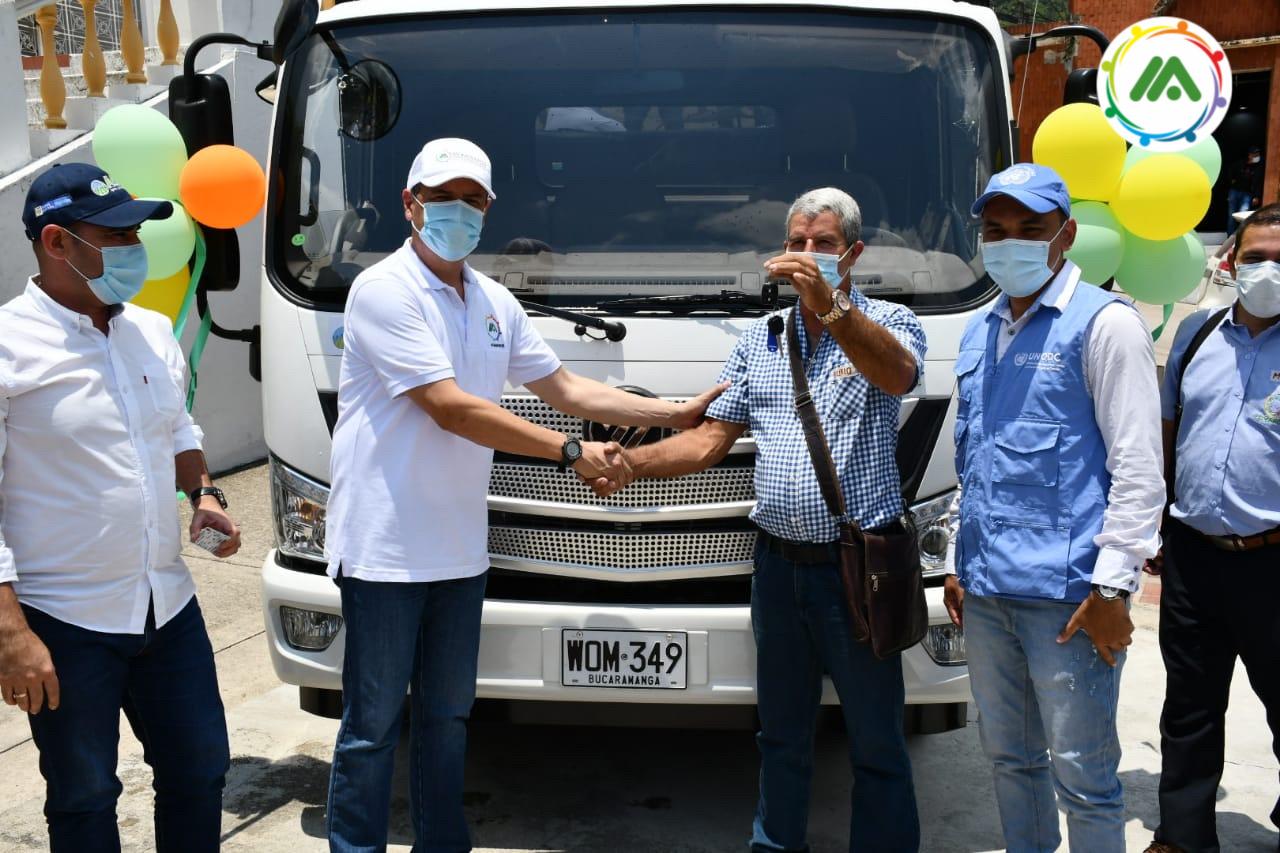 Entrega de vehículo de carga, para la Asociación ACIFRUT