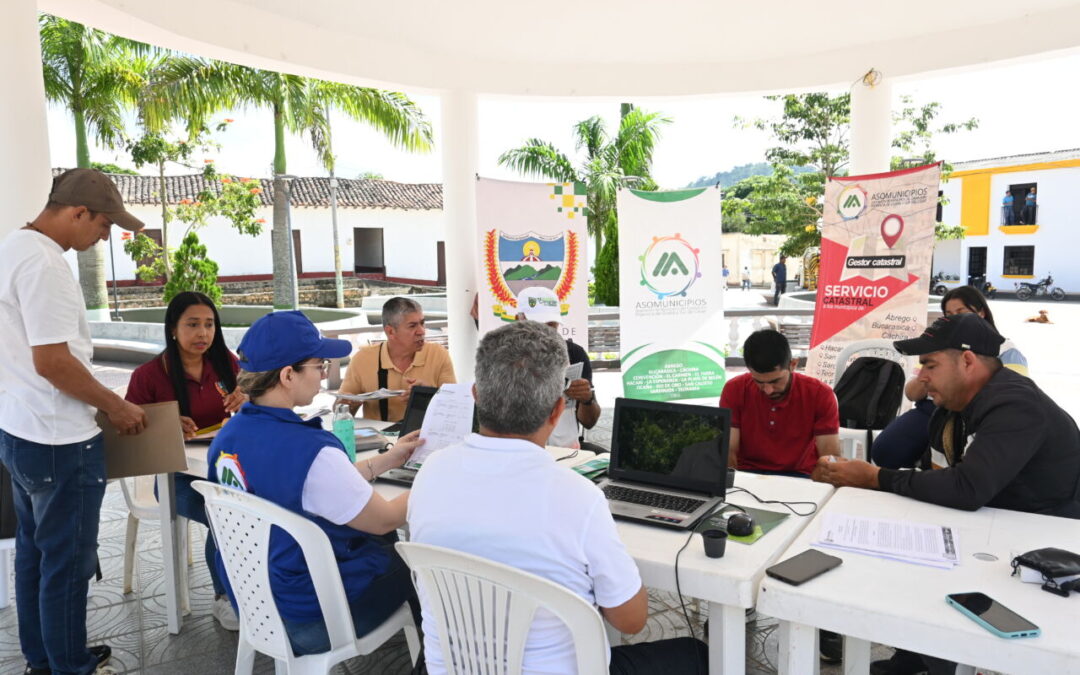 📢 ¡Estamos listos para atenderte! 📍 Asomunicipios ofrece el servicio de catastro para 12 municipios. Realiza tus solicitudes de manera presencial o virtual. 💻🏢