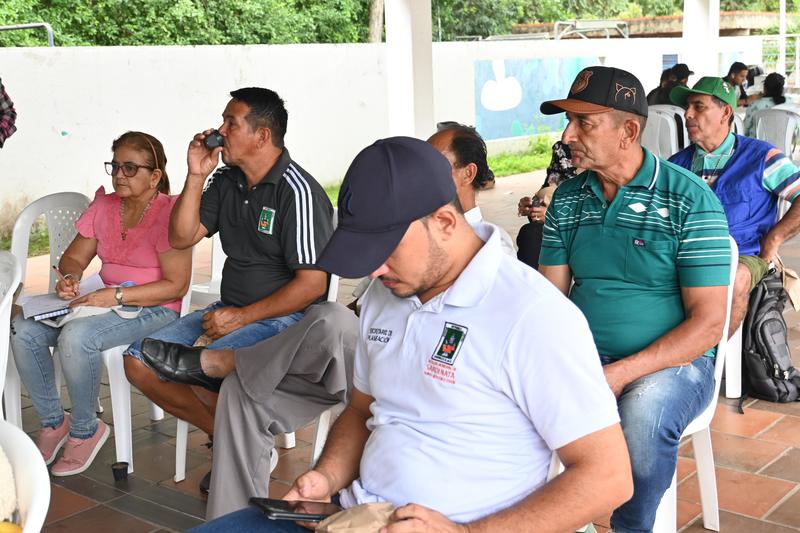 Comunidad participando
