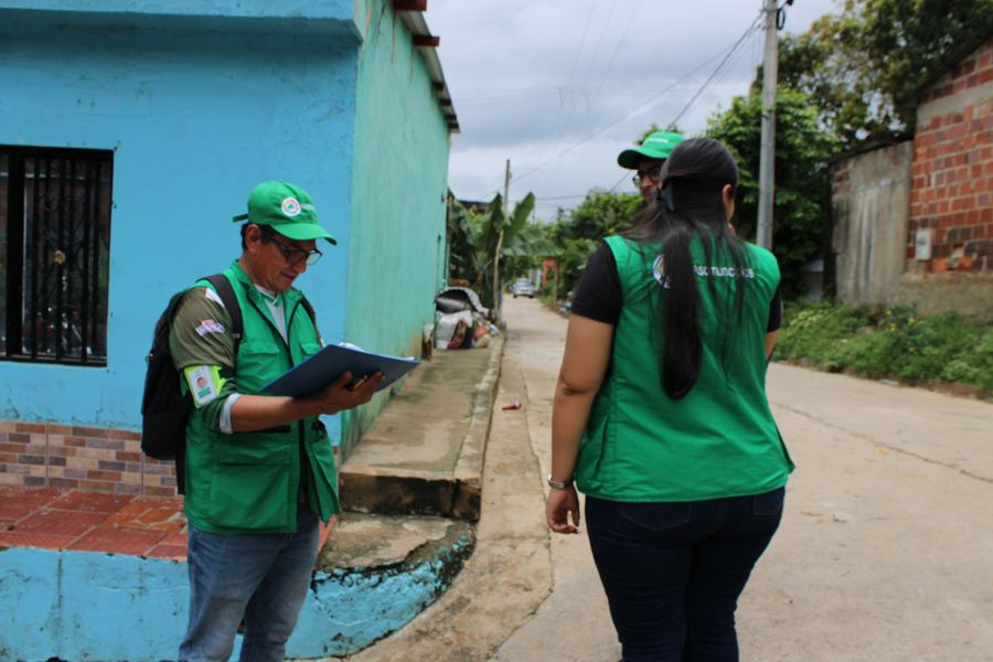 Equipo revisando documentación en calle