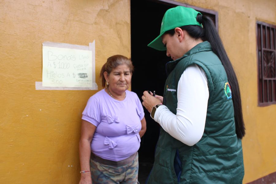 Reconocedora tomando datos del predio
