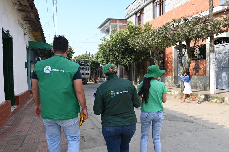 Equipo recorriendo barrio