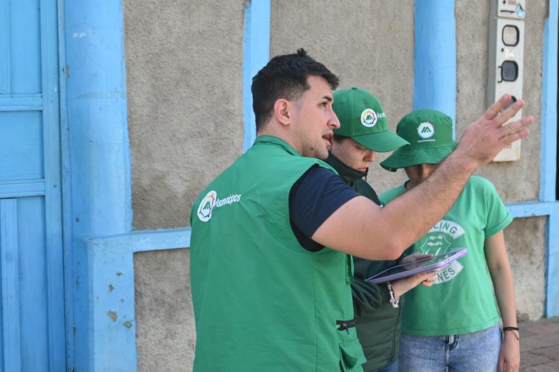 Equipo identificando linderos del predio