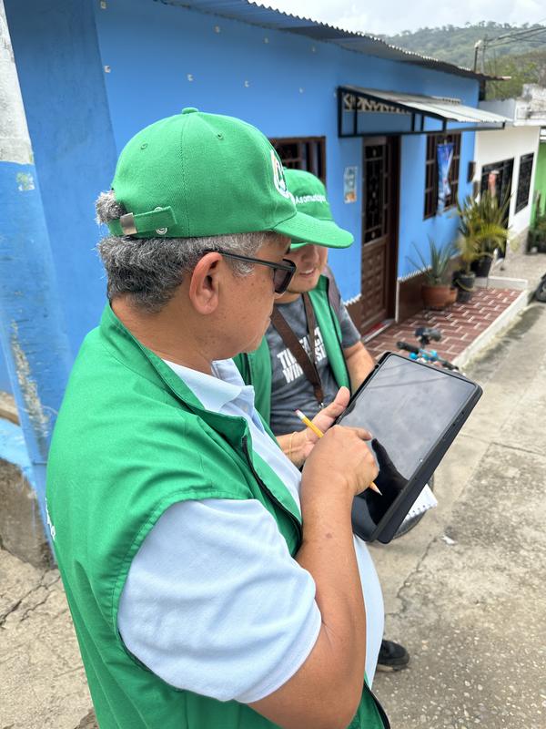Equipo verificando información catastral